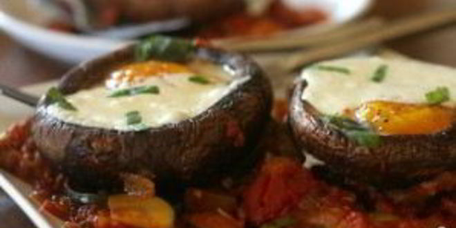 Рецепт рагу из цуккини с запеченными яйцами в грибах