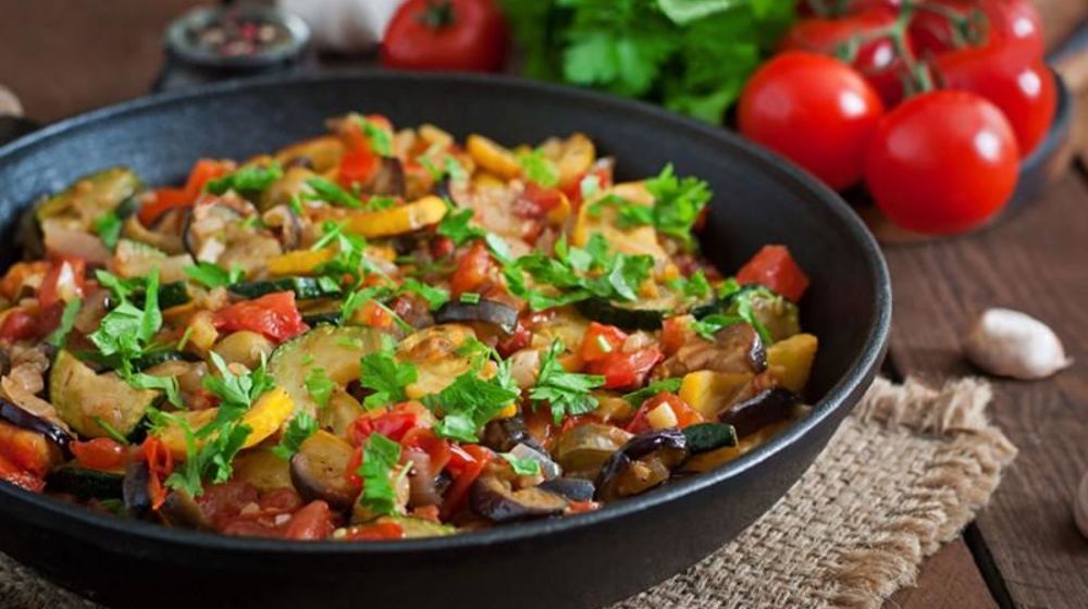Как приготовить овощной рататуй на сковороде