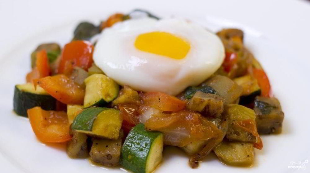 Как приготовить рататуй с яйцом