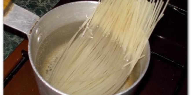 Рецепт рисовой лапши с курицей в медово-чесночном соусе