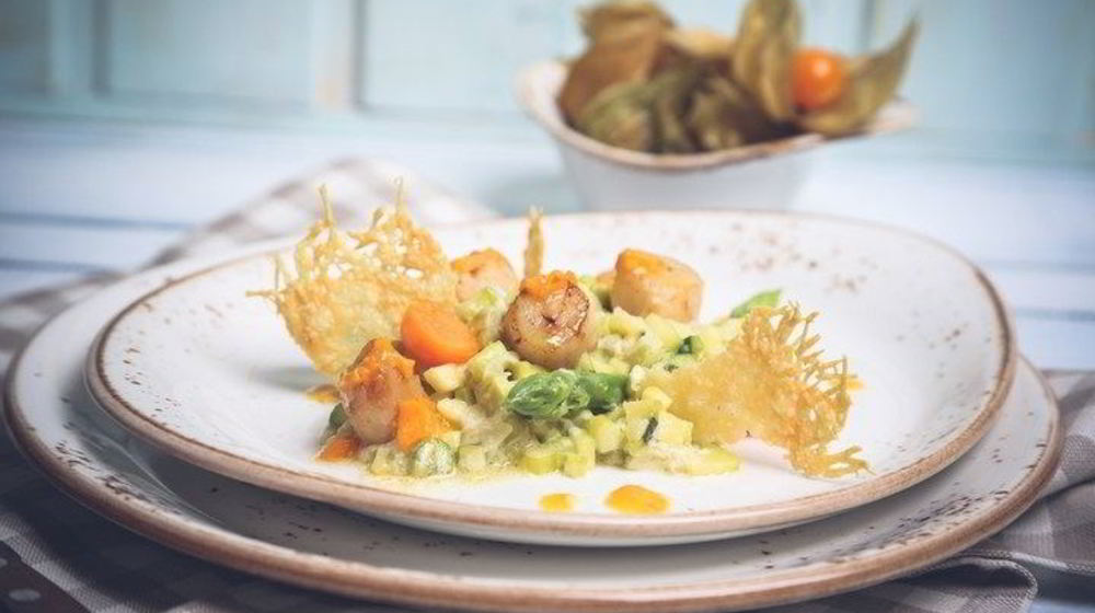 Как приготовить морского гребешка с овощным ризотто и пармезаном