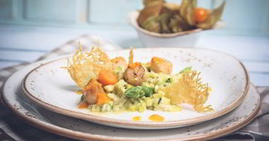 Рецепт Морского гребешка с овощным ризотто и пармезаном