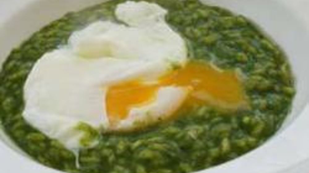 Как приготовить ризотто с крапивой и яйцом пашот