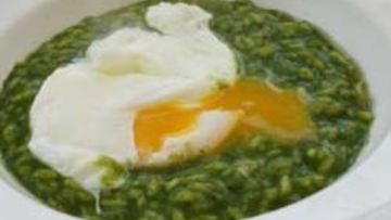 Рецепт Ризотто с крапивой и яйцом Пашот