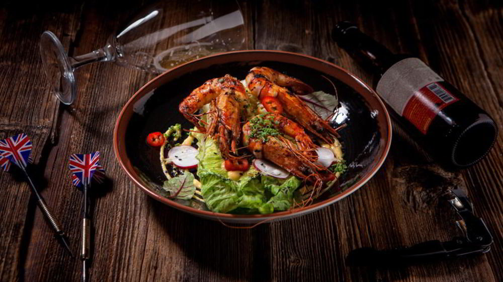 Как приготовить больших креветок с горячим салатом романо и соусом из манго