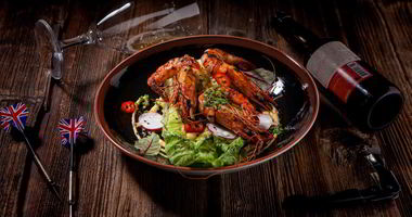 Рецепт Больших креветок с горячим салатом романо и соусом из манго