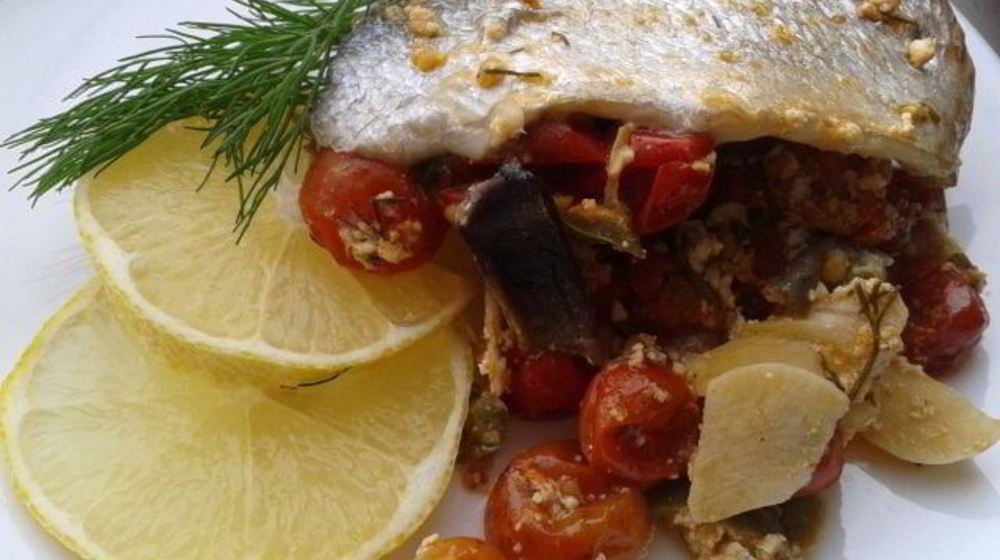 Как приготовить дораду на овощной подушке из черри, сладкого перца и творога