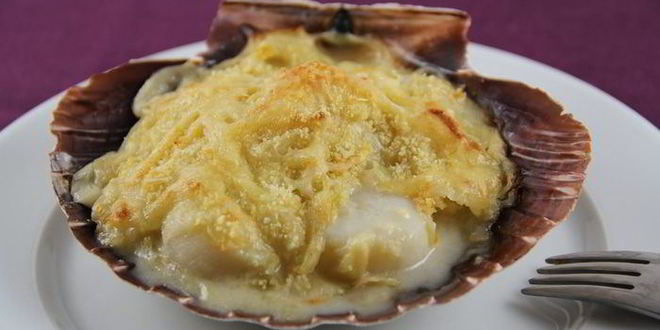 Рецепт морских гребешков, запеченных под соусом бешамель и румяной корочкой