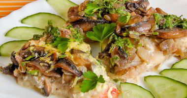 Рецепт Окуня в сливочном соусе с шампиньонами