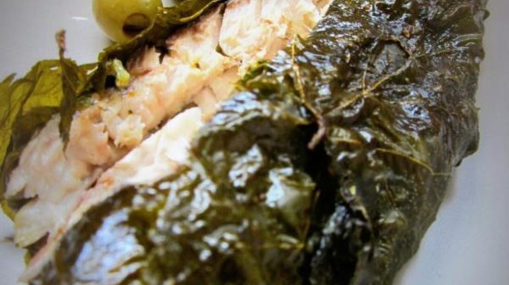 Как приготовить рыбу запеченную в виноградных листьях