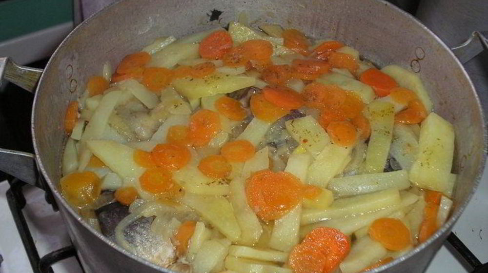 Как приготовить сельдь свежую, тушенную с овощами