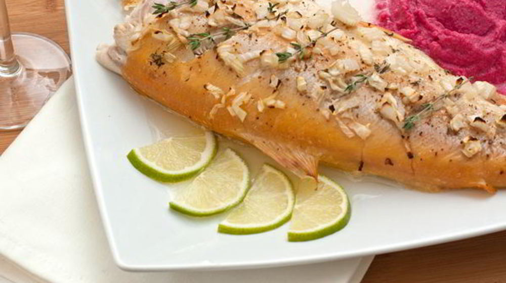 Как приготовить янтарную форель запеченную с луком
