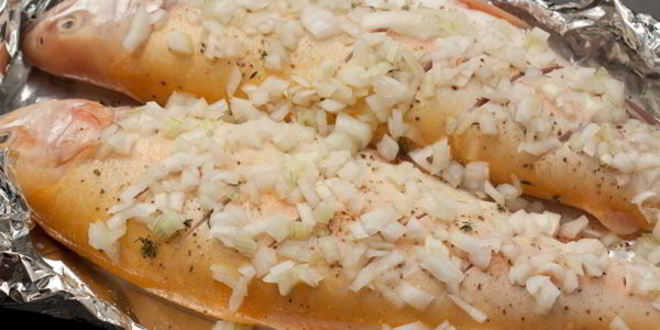 Рецепт янтарной форели запеченной с луком