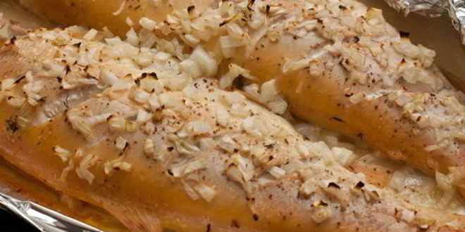 Рецепт янтарной форели запеченной с луком