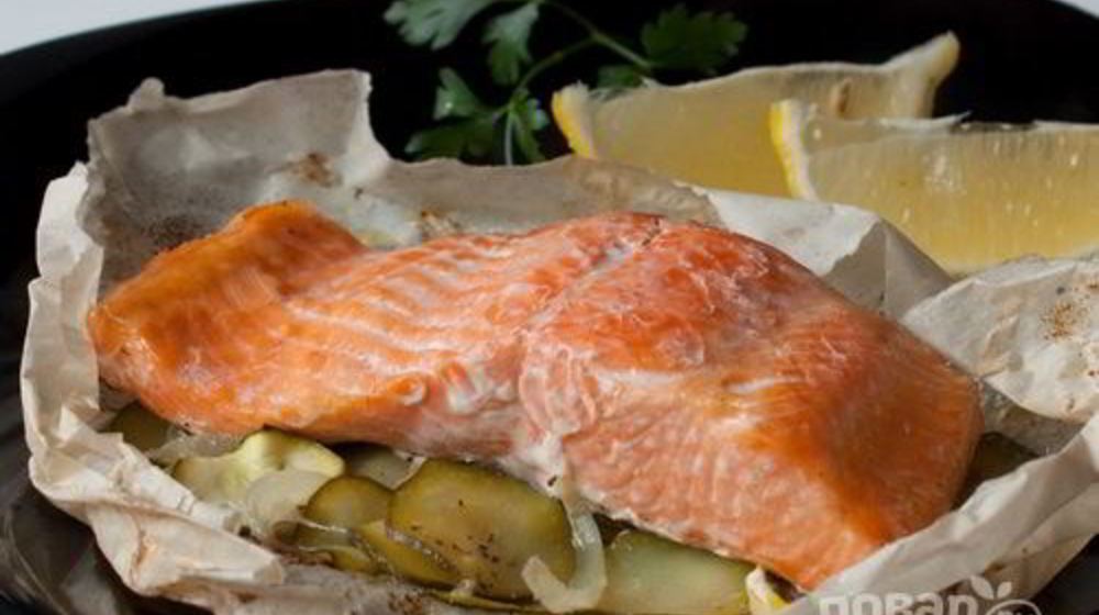 Как приготовить запеченную семгу с цуккини и луком