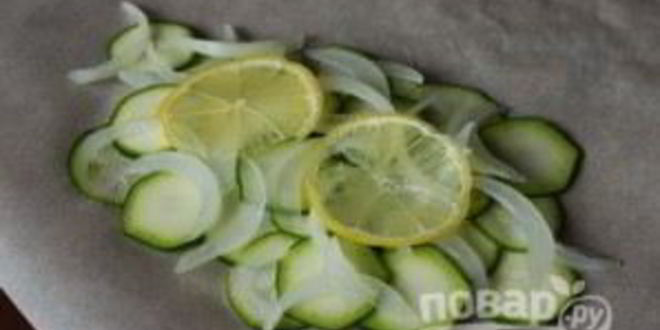 Рецепт запеченной семги с цуккини и луком