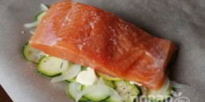 Рецепт запеченной семги с цуккини и луком