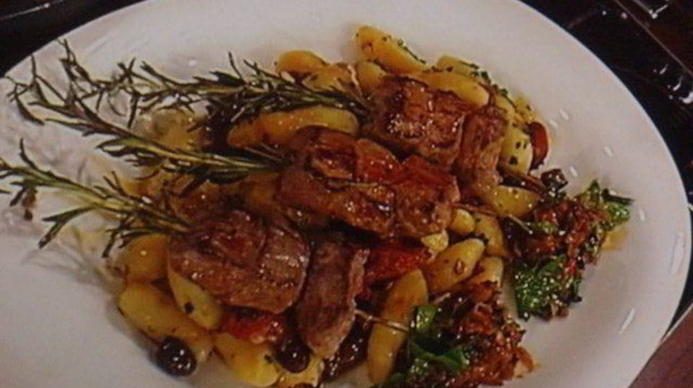 Как приготовить шашлычки из ягненка с картофельными пальчиками и икрой из баклажанов