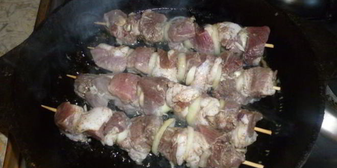 Рецепт шашлыка в белом вине на сковороде
