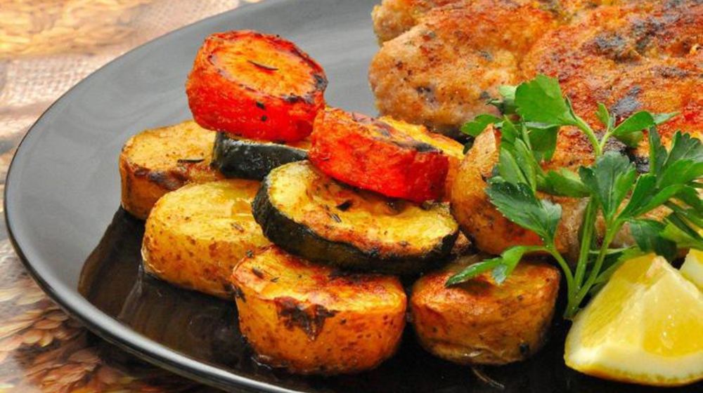 Как приготовить шницель и печеные овощи