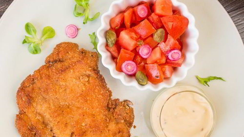Как приготовить шницель из курицы с томатным салатом