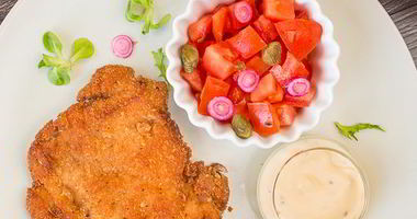 Рецепт Шницеля из курицы с томатным салатом