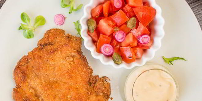 Рецепт шницеля из курицы с томатным салатом