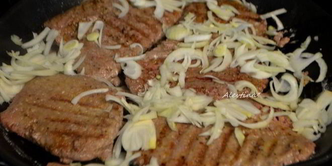 Рецепт говяжьих стейков на сковороде