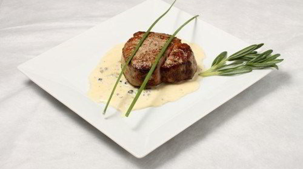 Как приготовить говяжьи стейки с соусом из голубого сыра и маслин