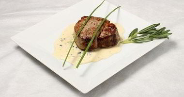 Рецепт Говяжьих стейков с соусом из голубого сыра и маслин