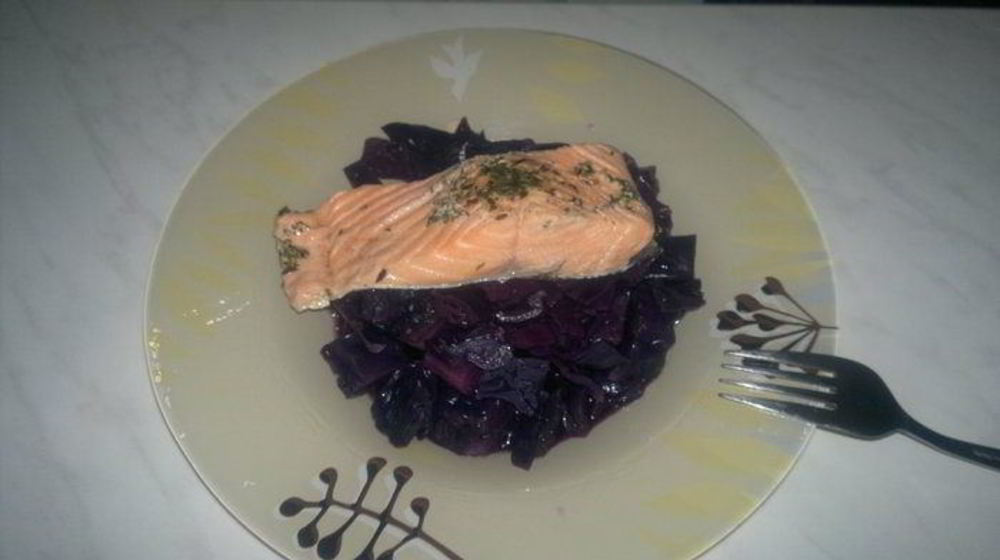 Как приготовить капусту в вине и стейк лосося в травах