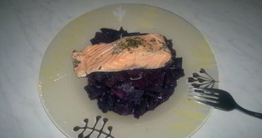 Рецепт Капусты в вине и стейк лосося в травах