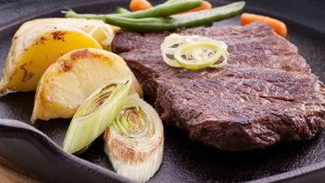 Рецепт Маринованных говяжьих стейков с жареным зеленым луком