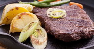 Рецепт Маринованных говяжьих стейков с жареным зеленым луком