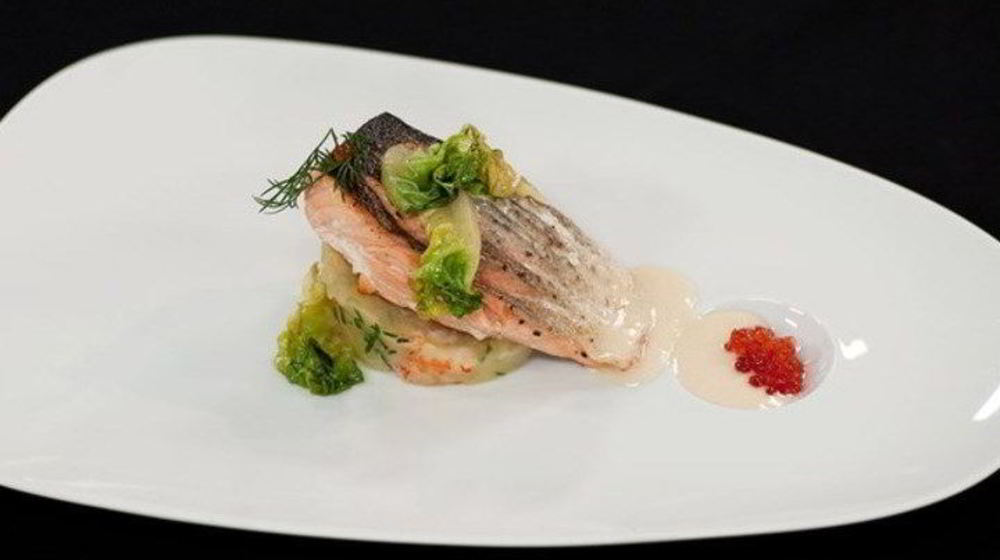 Как приготовить стейк из семги на печеном картофеле с икорным соусом