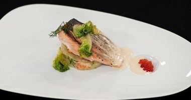 Рецепт Стейка из семги на печеном картофеле с икорным соусом