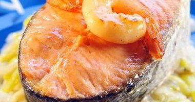 Рецепт Стейка лосося с креветками на подушке из лука-порея