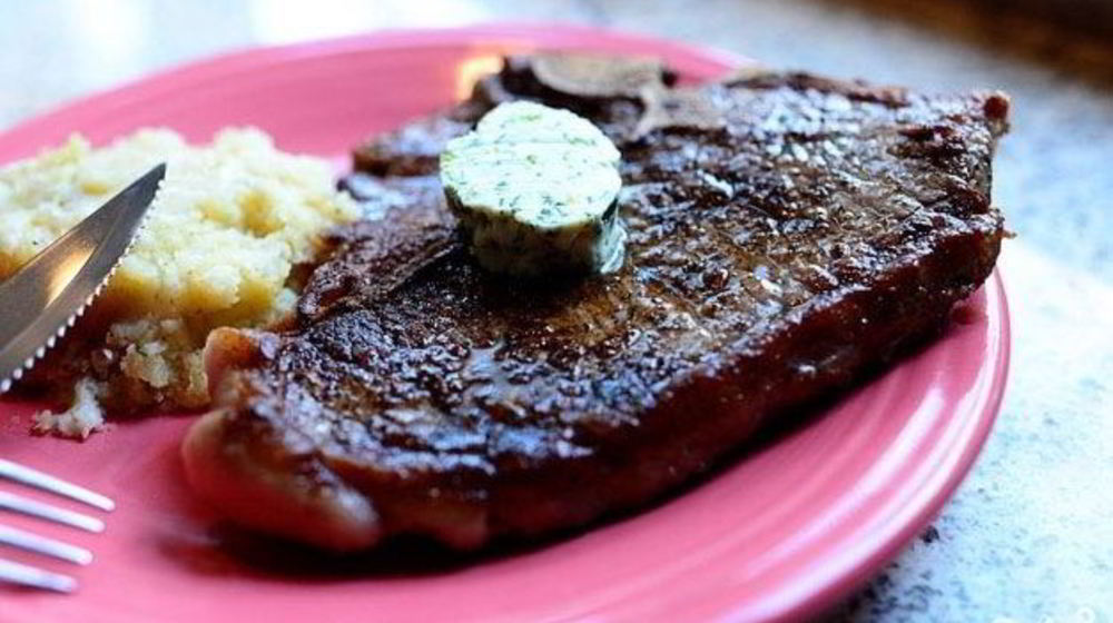 Как приготовить стейк на кости с зеленым маслом