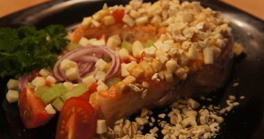 Рецепт Стейка семги с козьим сыром и кешью