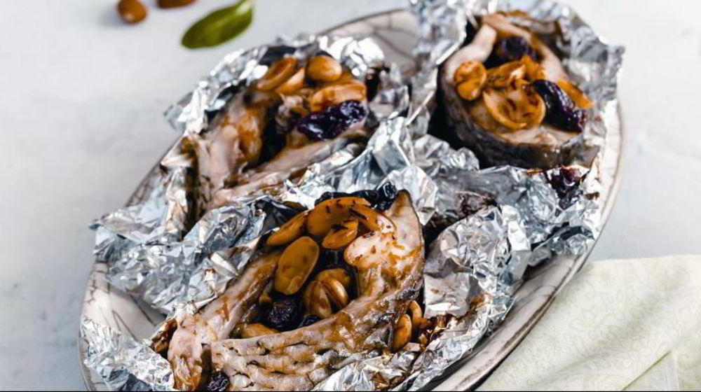 Как приготовить стейки из карпа с изюмом и миндалем