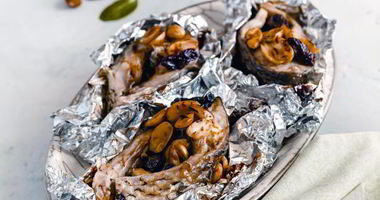 Рецепт Стейков из карпа с изюмом и миндалем