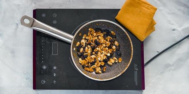 Рецепт стейков из карпа с изюмом и миндалем