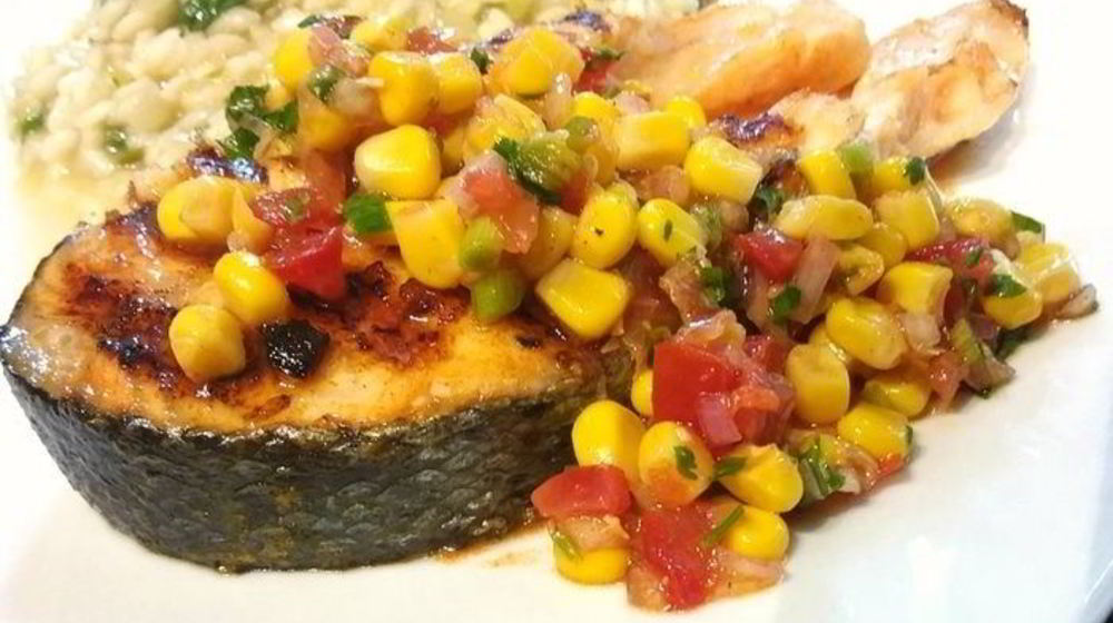 Как приготовить стейки лосося с сальсой из кукурузы