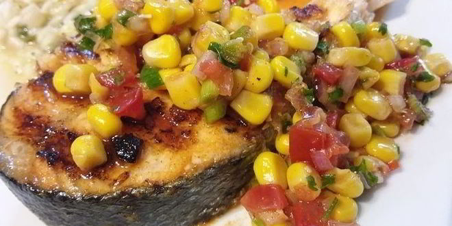 Рецепт стейков лосося с сальсой из кукурузы