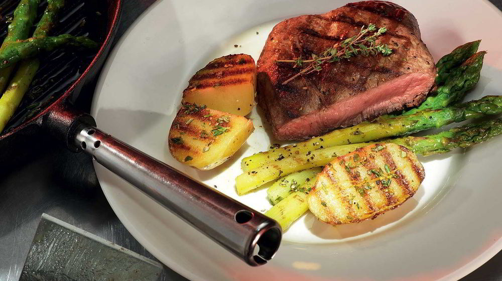Как приготовить стейки с картофелем и спаржей на гриле