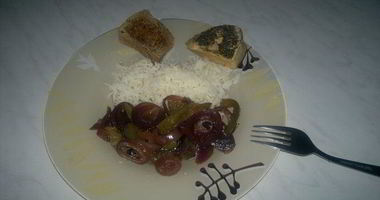 Рецепт Свинины Прованс и гарнир из белого риса и обжареных в бальзамике перца и лука