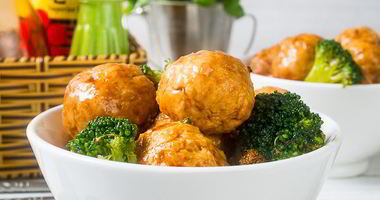 Рецепт Куриных тефтелей с брокколи в китайском стиле