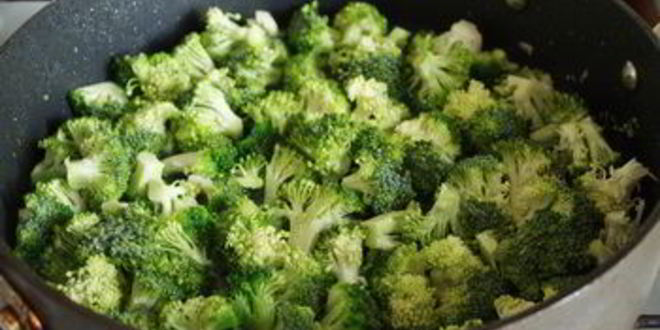 Рецепт куриных тефтелей с брокколи в китайском стиле