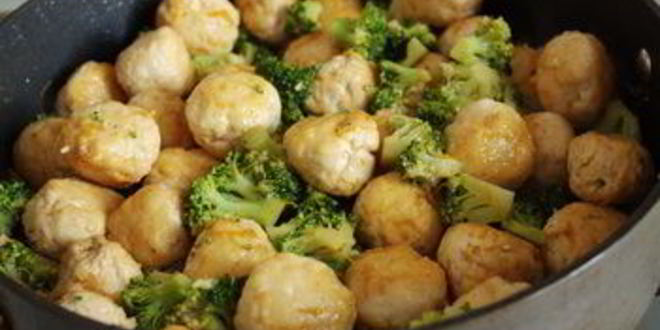 Рецепт куриных тефтелей с брокколи в китайском стиле