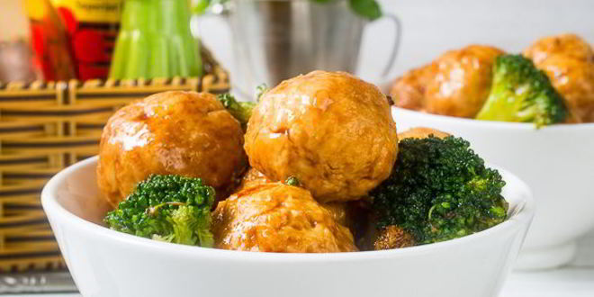 Рецепт куриных тефтелей с брокколи в китайском стиле